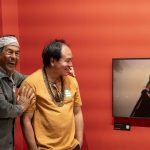 Ailton Krenak e Leopardo Sales (olhando seu retrato)_Fabio Souza (71)