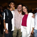 Thelmo Fernandes entre o filho João e a esposa Rafaela Blasi