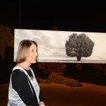 A artista Matilde Marín ao lado de sua obra da série Temas sobre a paisagem