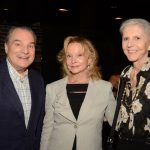 Kate Lyra recebendo o casal Luís Fernando e Eileen de Athayde