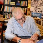 Luiz Antonio Santini assinando seu livro na Travessa do Leblon