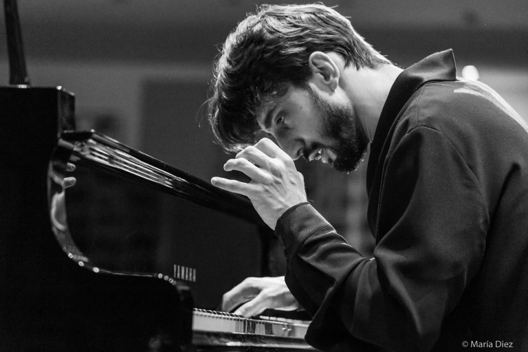 Massimiliano Grotto no piano-Festival Pianissimo