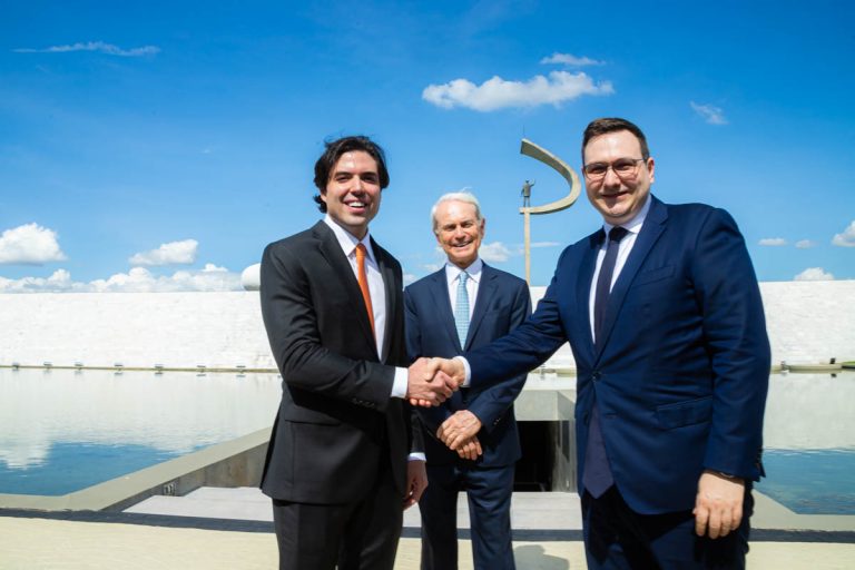 O ministro theco sendo recebido por André Kubitschek e seu pai, empresário Paulo Octávio