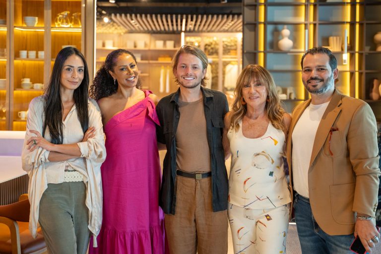 Karla Ortiz, Valéria Valenssa, Victor Niskier, Eva Taquechel e Felipe Couto