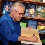 Lauro Cavalcanti autografando o livro