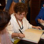 Margareth da Silva Pereira em noite de autógrafos