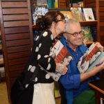 Sara Venosa parabenizando Lauro Cavalcanti