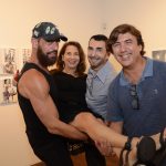 Walter Goldfarb, Alexandre Murucci e Luiz Badia carregando a artista Ligia Teixeira