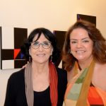 A curadora Denise Mattar com a artista Roma Drumond