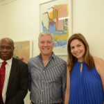 Edson Cardoso e Laura Figueiredo-Brandt cercando Cônsul Geral da República Dominicana Roberto Rúbio