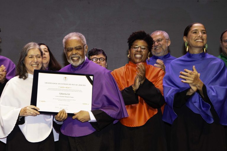 Gilberto Gil recebe o título de Doutor Honoris Causa