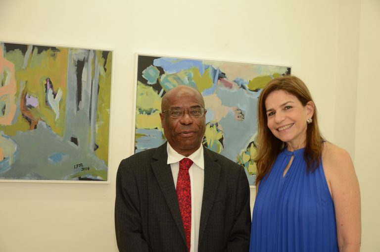 O curador Edson Cardoso e a artista plástica Laura Figueiredo-Brandt