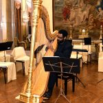 O harpista Adan Vasquez