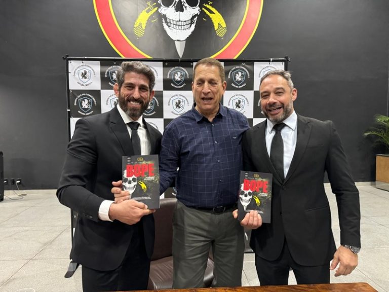 O advogado Gustavo Trotta com o coronel Paulo Amendola e o criminalista Patrick Berriel