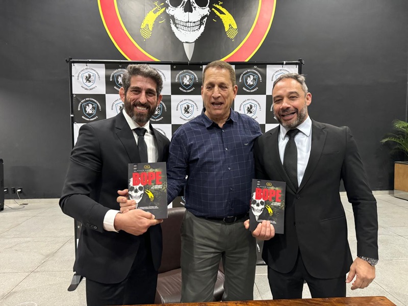 O advogado Gustavo Trotta com o coronel Paulo Amendola e o criminalista Patrick Berriel
