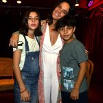 Maria Fortuna entre os filhos Teresa e Vicente