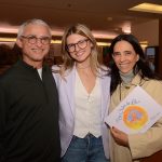 O casal Leonardo Frajhof, Constanza Del Posoo e Cris Laclau