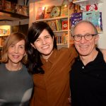 O casal Mara e Marcio Fazliber cercando a curadora Luisa Duarte