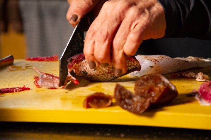Chef Anna Barreto preprando o garum