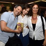 _DSC4676 Mia Lima Rocha entre seus pais Felipe Rocha e Dani Lima -Livro - SUTILEZAS DO PATRIARCADO - SET 2024 - CG