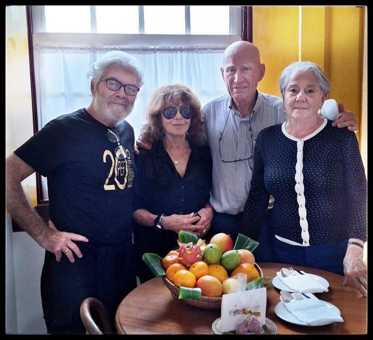 Giancarlo Mecarele e Maxime (diretores do Festival) com Sebastião Salgado e Lélia Wanick Salgado