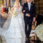 A noiva sendo levada ao altar pelo pai, Jutahy Magalhães