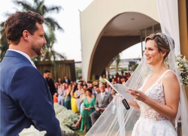 A noiva Lavínia, que herdou a beleza da mãe, na hora do sim