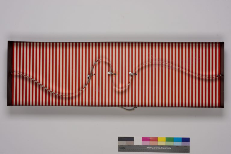 Julio Le Parc - Forme en Contorsion sur trames rouges - 100 x 3,1 x 15 cm - Edição 1968 - Exemplares 55-250 (1)