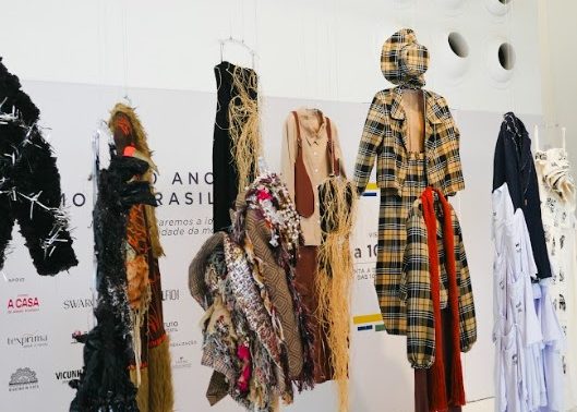 Exposição gratuita “60 Anos da Moda Brasileira” destaca a evolução da moda nacional em São Paulo O Museu A C