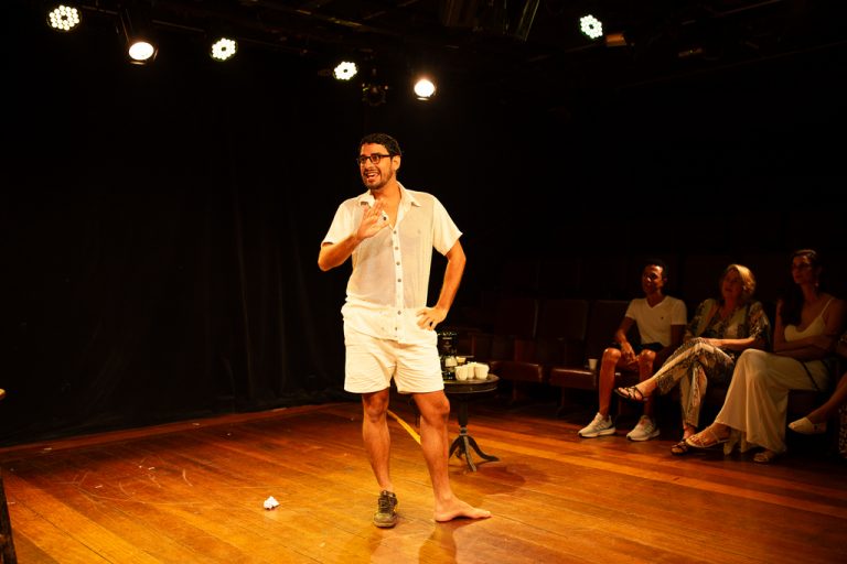 Espetáculo “Expurgo” aborda revelação da homossexualidade e estreia temporada no Teatro Cândido Mendes