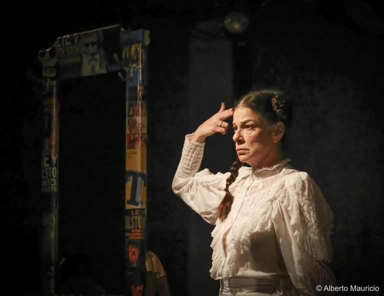 O premiado monólogo “Só vendo como dói ser mulher do Tolstói” chega ao Teatro Adolpho Bloch