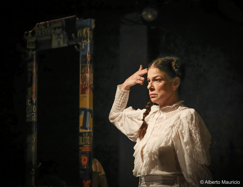 O premiado monólogo “Só vendo como dói ser mulher do Tolstói” chega ao Teatro Adolpho Bloch
