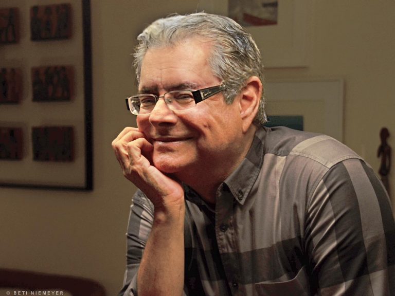 Flávio Marinho revisita carreira de jornalista em novo livro