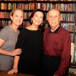 Ana Botafogo e seu pai Ernani Fonseca cercando Helena Marinho