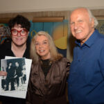 Gui Castro Neves com rara foto do maestro e o tenor Maria Helena e Isaac Karabtchevksy