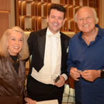 Maria Helena e Isaac Karabtchevksy cercando Yves Goulart