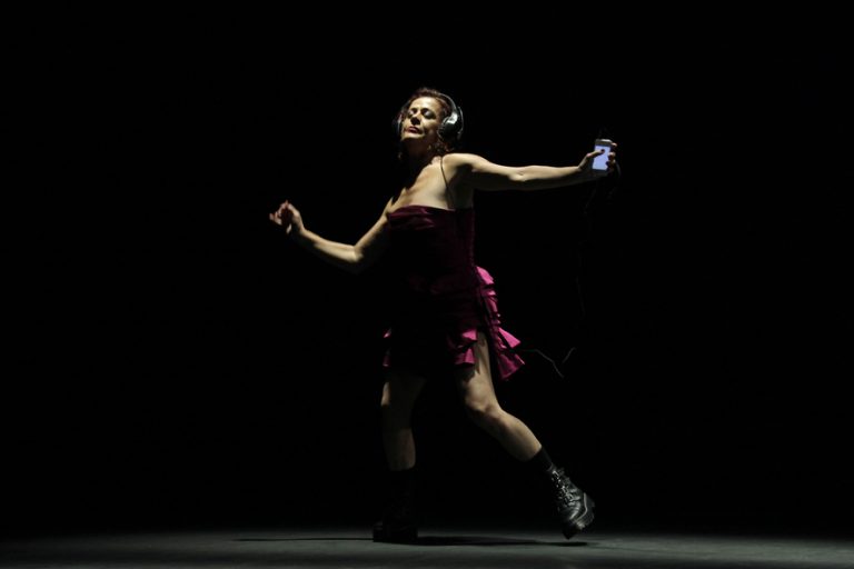 “5 DANÇAS” estreia no Sesc Copacabana e celebra a trajetória de dançarinas curitibanas dos anos 60