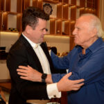 Yves Goulart comprimentando o maestro Isaac Karabtchevksy