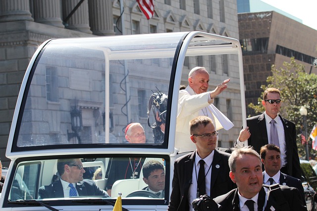 pope-2377985_640