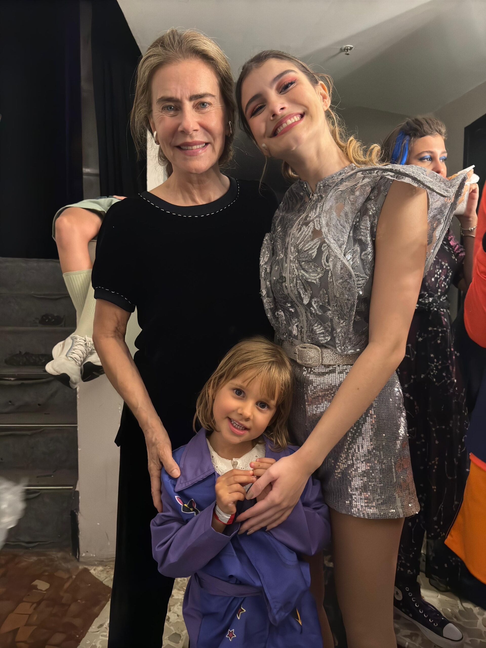 Maitê Proença prestigia ‘D.P.A, A Peça 2’ com a neta