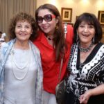 Ana Claudia Vaz entre as irmãs Reine e Micheline Thomé