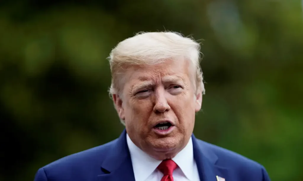 donald_trumpeuacasa_branca_em_washington1705200344