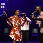 Vilma Melo cantando com Maycon Julio