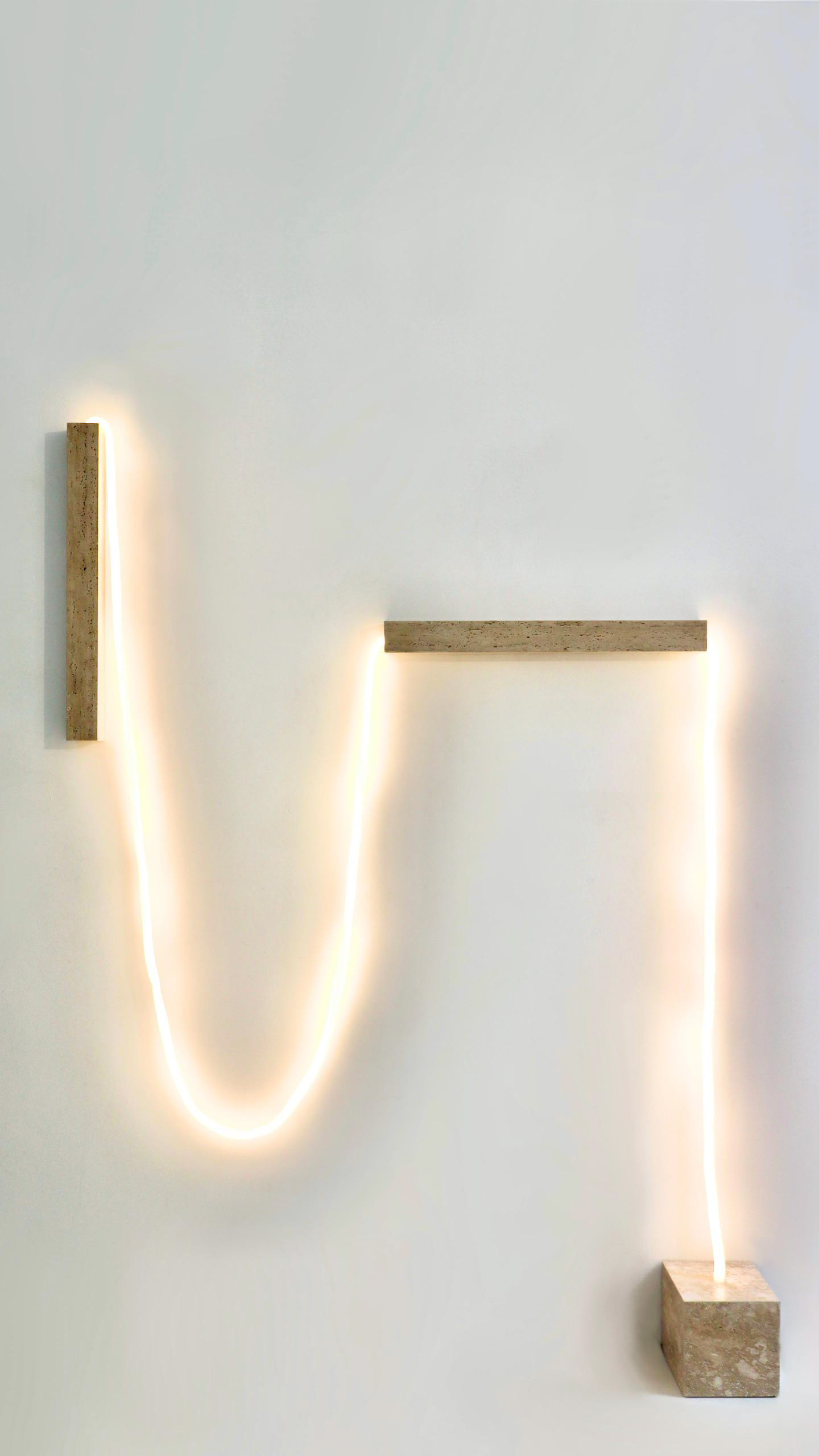 Marina Ryfer_Conexões III, 2025_Corda de polipropileno, fita de led, mármore travertine e componentes elétricos_195 x 135 x 20 cm