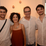 A artista Bel Barcellos cercada por Pedro, Miguel e Francisco Pachá (familia)