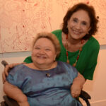 A curadora Isabel Portella e sua mãe Ana Maria Portella