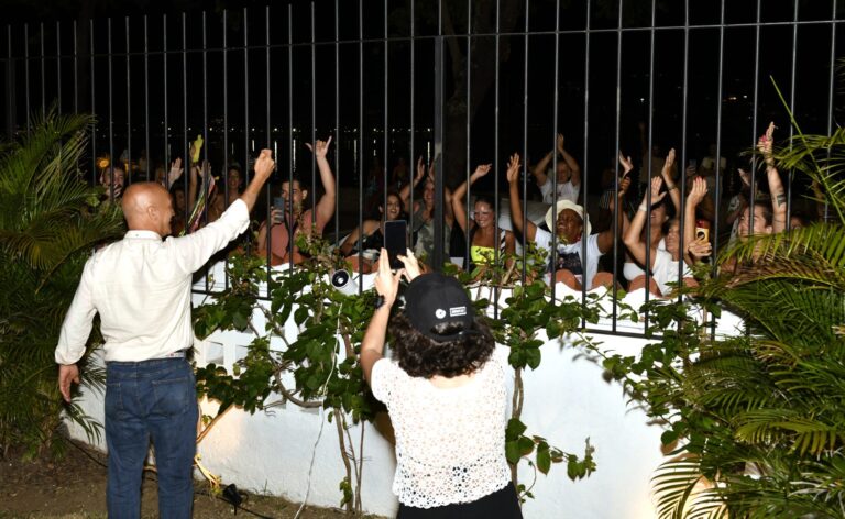 Público comemorando o OSCAR - Entrega do Oscar na casa que filmaram Ainda Estou Aqui