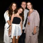 O casal Adriana Varejão e Pedro Buarque com as filhas Violeta e Catarina