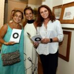 A poetisa Jane Ferreguetti entre Cissa Guimarães e Leilane Neubarth