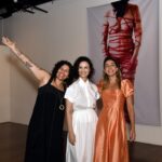 Carolina Kasting entre suas curadoras - Amanda Leite e Cota Azevedo